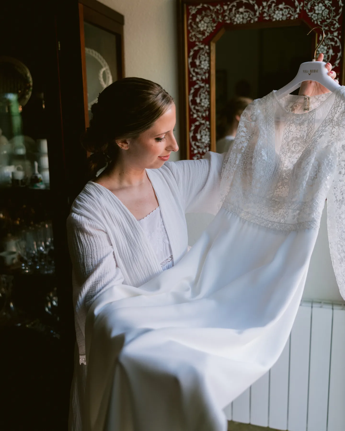 Novia con su vestido de Nika Bridal la mañana de su boda
