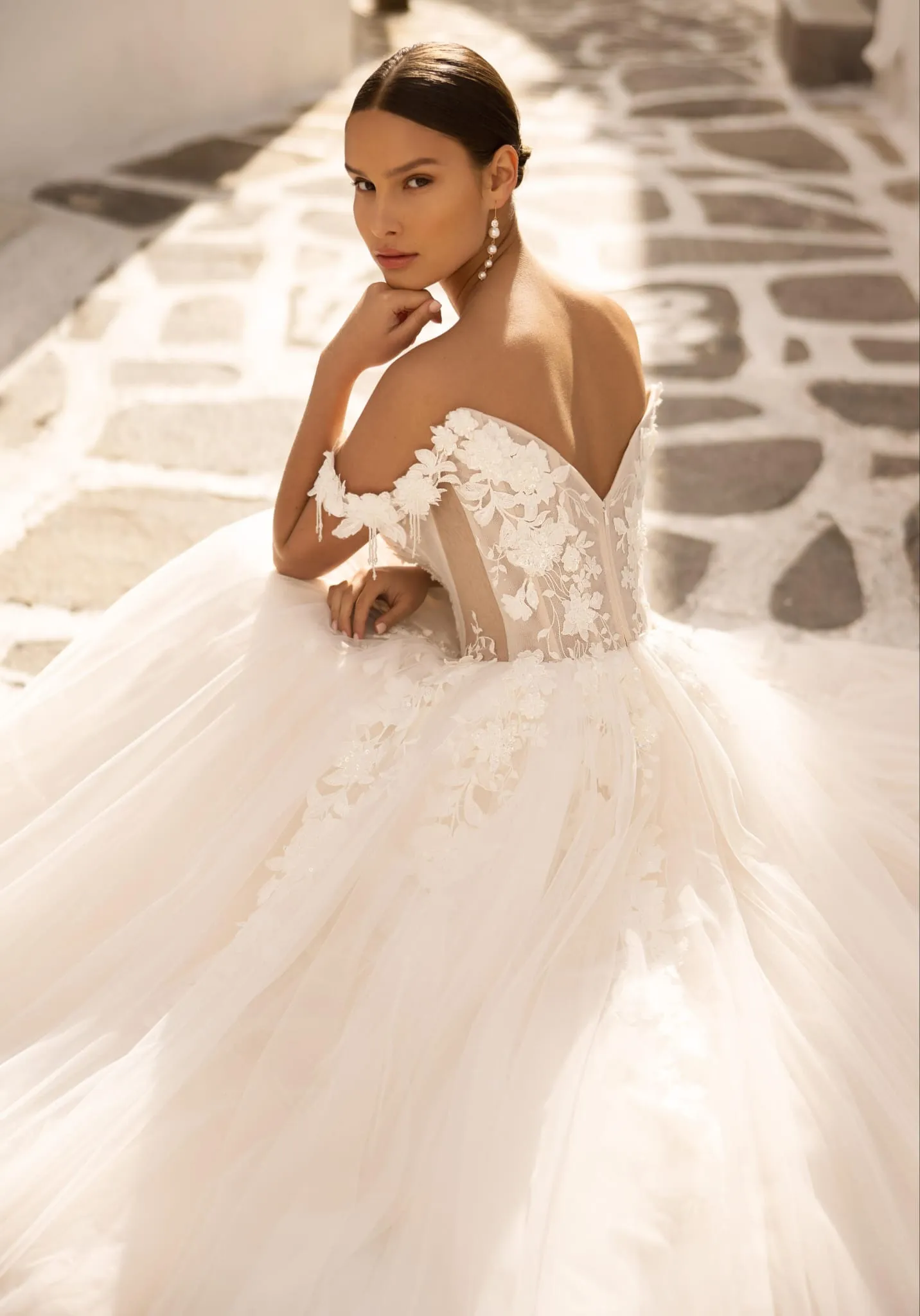 Novia con vestido de encaje y hombros caídos de Nika Bridal