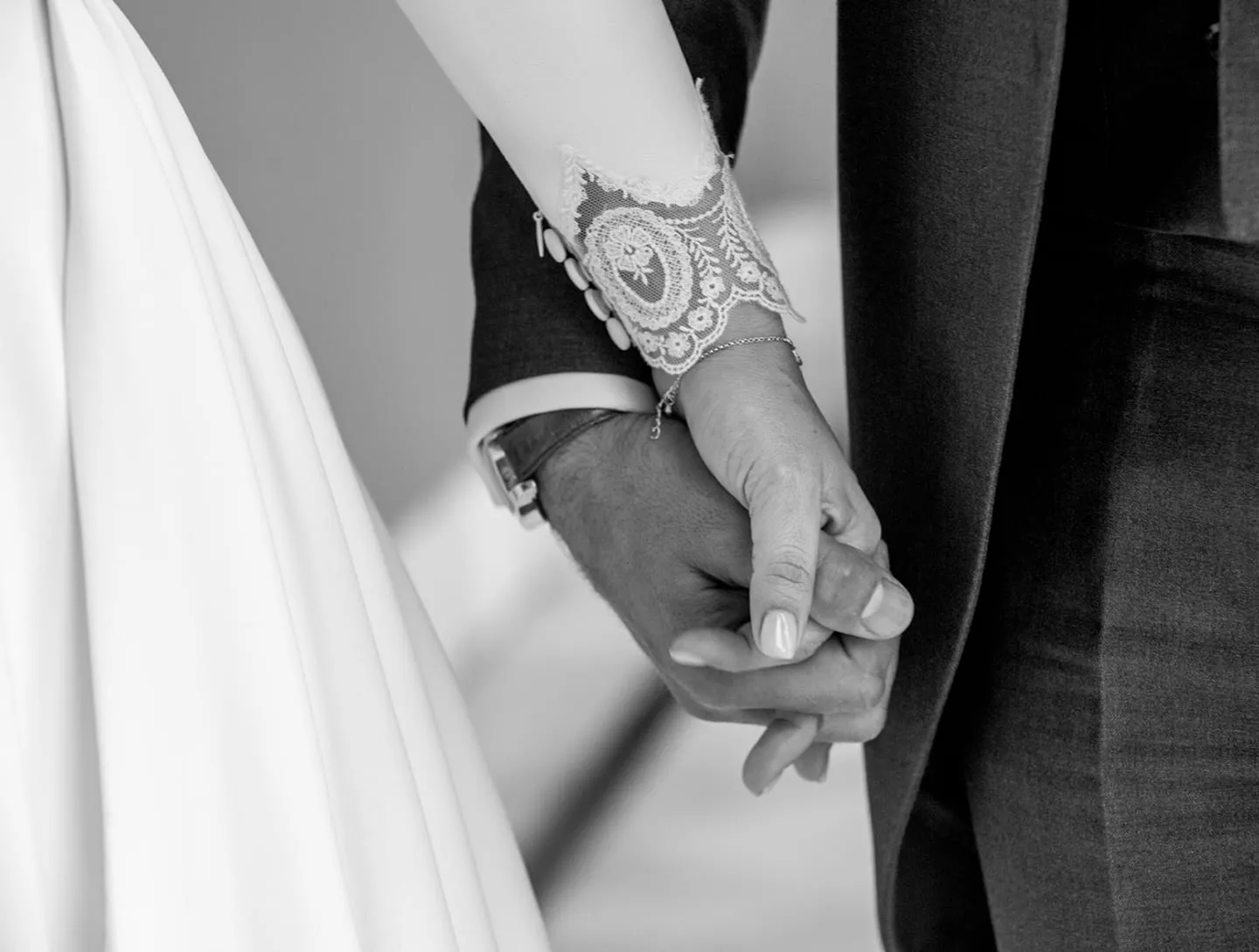 Detalle del encaje de la manga de un vestido de novia de Nika Bridal